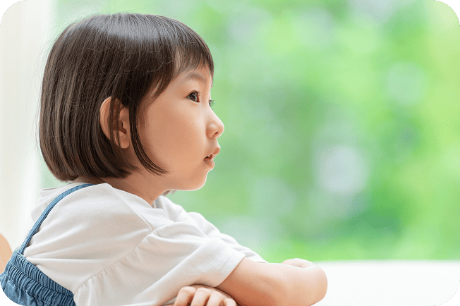 先生が示す資料を複数の子どもが見ている様子