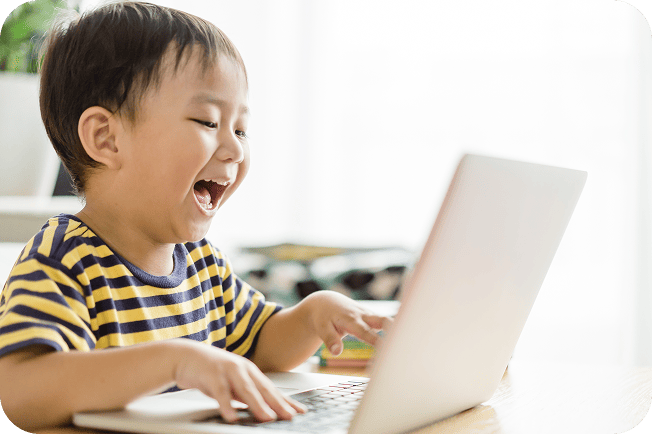 先生が示す資料を複数の子どもが見ている様子